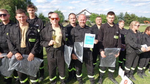 Zawodnicy OSP z nagrodami podczas GMinnych Zawodów Sportowo-Pożarniczych w Rokutowie.