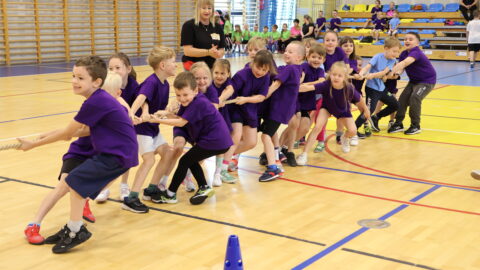 Przedszkolaki rywalizujące podczas XIV Olimpiady Przedszkolaków w Hali Sportowej w Pleszewie.