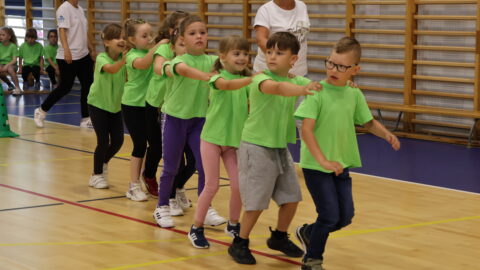 Przedszkolaki rywalizujące podczas XIV Olimpiady Przedszkolaków w Hali Sportowej w Pleszewie.
