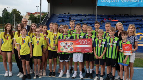 Laureaci II miejsca Olimpiady Sportowej PPL 2024 w klasach IV-VI z czekiem, pucharem i dyplomem.