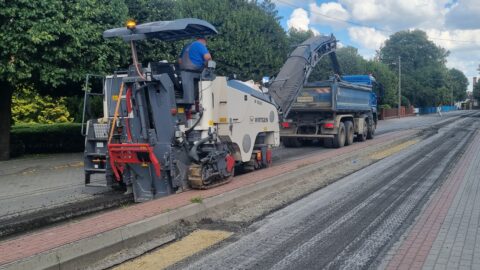 Ciężki sprzęt zrywający asfalt na ulicy B. Krzywoustego w Pleszewie.