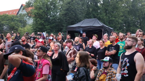 Publiczność zgormadzona na Red Smoke Festiwal w Pleszeiwe,