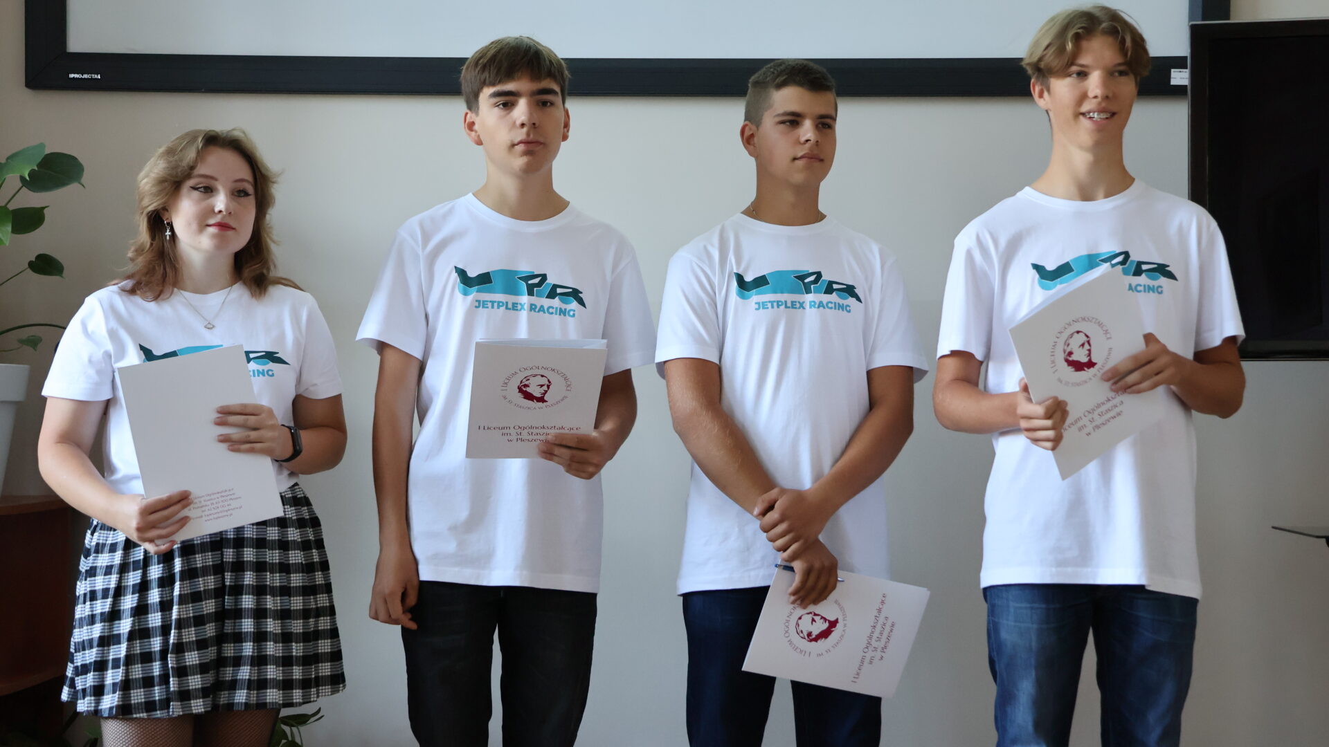 JetPlex Racing czyli licealiści z Pleszewa podczas konferencji prasowej dotyczącej ich działań w ramach konkursu F1 in Schools.