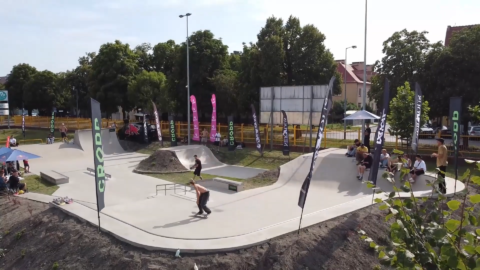 Deskorolkarze jeżdżący na skateparku na terenie stadionu miejskiego w Pleszewie.