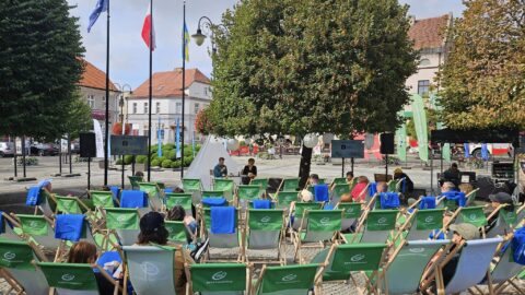 Festiwal Po Drodze na pleszewskim Rynku z leżakami na płycie.