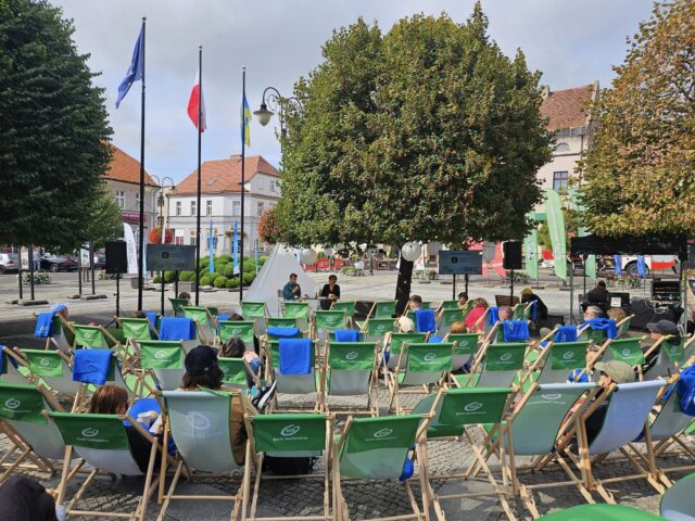 Festiwal Po Drodze na pleszewskim Rynku z leżakami na płycie.