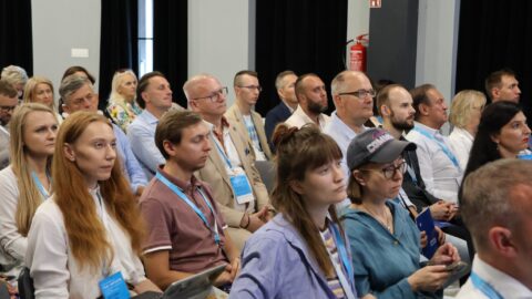 Widzowie konferencji na publiczności.