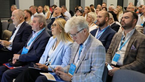 Widzowie konferencji na publiczności.