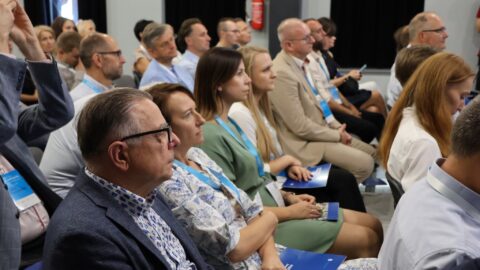 Widzowie konferencji na publiczności.