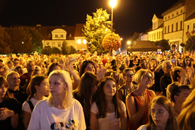 Tłum ludzi zgromadzonych na koncercie na rynku