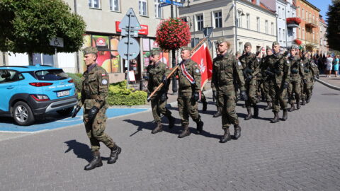 Wojskowi idący w przemarszu z okazji rocznicy wybuchu II wojny światowej.