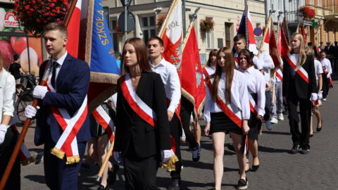 Poczty sztandarowe w przemarszu z okazji rocznicy wybuchu II wojny światowej.