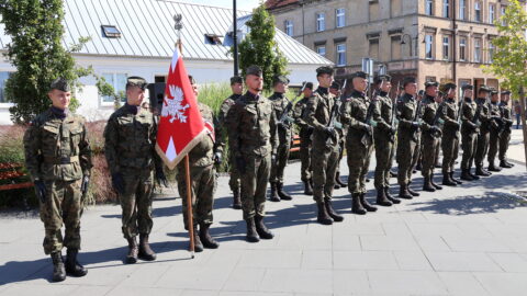 Kompania Honorowa 16. batalionu remontu lotnisk w Jarocinie podczas obchodów 85. rocznicy wybuchu II wojny światowej.