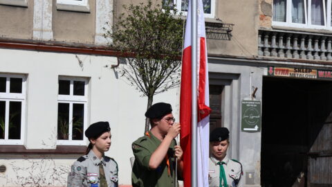 Wciąganie flagi na maszt przez harcerzy.