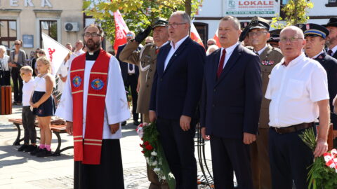 Władze samorządowe podczas obchodów 85. rocznicy wybuchu II wojny światowej w Pleszewie.