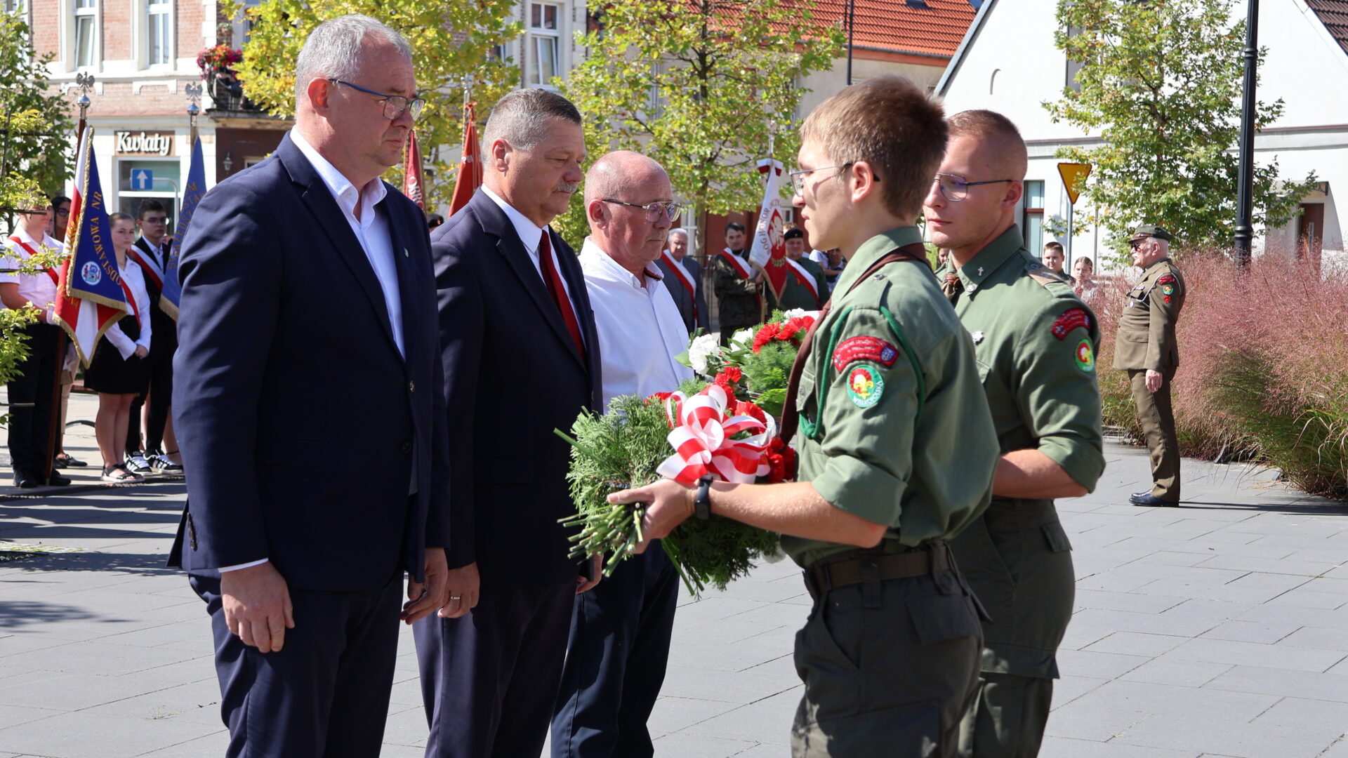 Złożenie kwiatów przez władze samorządowe podczas obchodów rocznicy wybuchu II wojny światowej w Pleszewie.