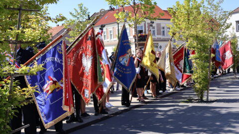 Poczty sztandarowe na Placu Powstańców Wlkp. w Pleszewie podczas rocznicy wybuchu II wojny światowej w Pleszewie.