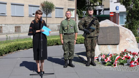 Prowadząca oraz żołnierze i harcerze podczas obchodów rocznicy wybuchu II wojny światowej w Pleszewie.