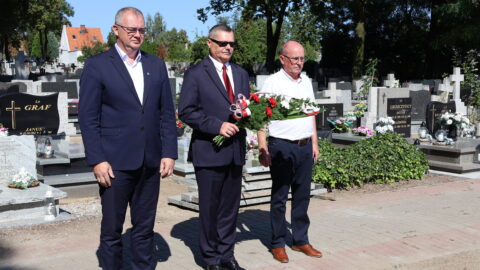 Złożenie kwiatów na cmentarzu przy ul. Kaliskiej z okazji rocznicy wybuchu II wojny światowej.