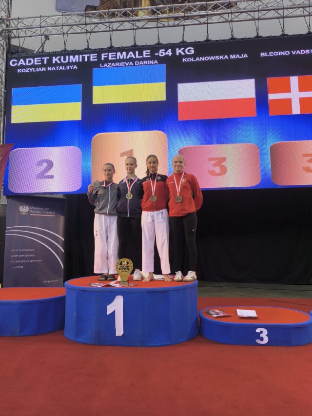 MEdaliści turnieju karate na podium.