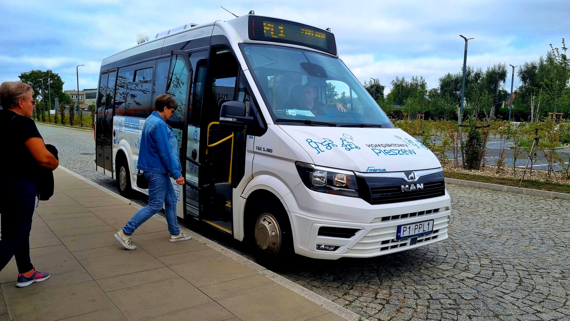 Autobus linii PL1 na przystanku