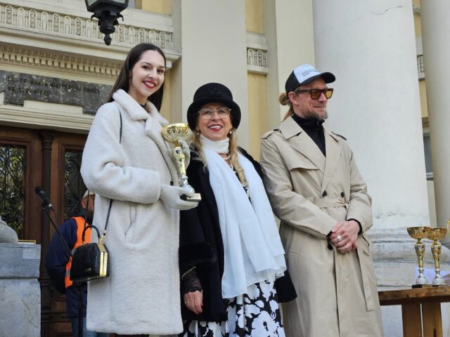 Rozdanie nagród podczas XVI Rajdu Pojazdów Zabytkowych w dobrzyckim parku.