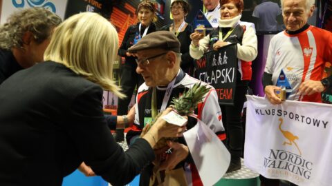 Wręczanie nagród przez zastępcę burmistrza MiG Pleszew podczas Pucharu Polski Nordic Walking w Pleszewie