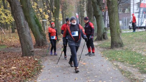 Zawodnicy na trasie Pucharu Polski Nordic Walking odbywającego się w Pleszewie.