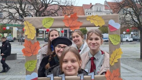 Harcerze organizujący happening na pleszewskim Rynku.