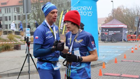 Kijkarze na mecie Pucharu Polski Nordic Walking przed budynkiem pleszewskiego aquaparku.