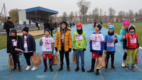 Dzieci podczas Biegu Niepodległości na stadionie miejskim w Pleszewie.