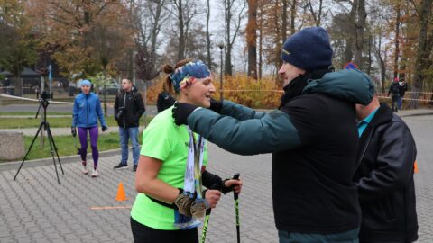 Wręczanie medali przy mecie Pucharu Polski Nordic Walking przed aquaparkiem w Pleszewie.