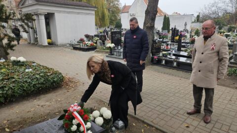 Składanie kwiatów przez delegacje na cmentarzu przy ul. Kaliskiej w Pleszewie.