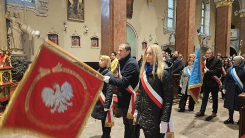 Poczet sztandarowy w kościele podczas mszy św.