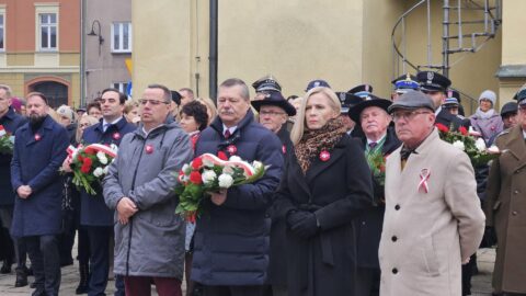 Delegacje i mieszkańcy przy Murze Pamięci na obchodach Święta Nieodległości w Pleszewie.