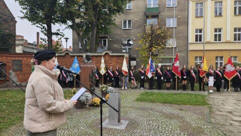 Apel patriotyczny harcerzy przy Murze Pamięci,