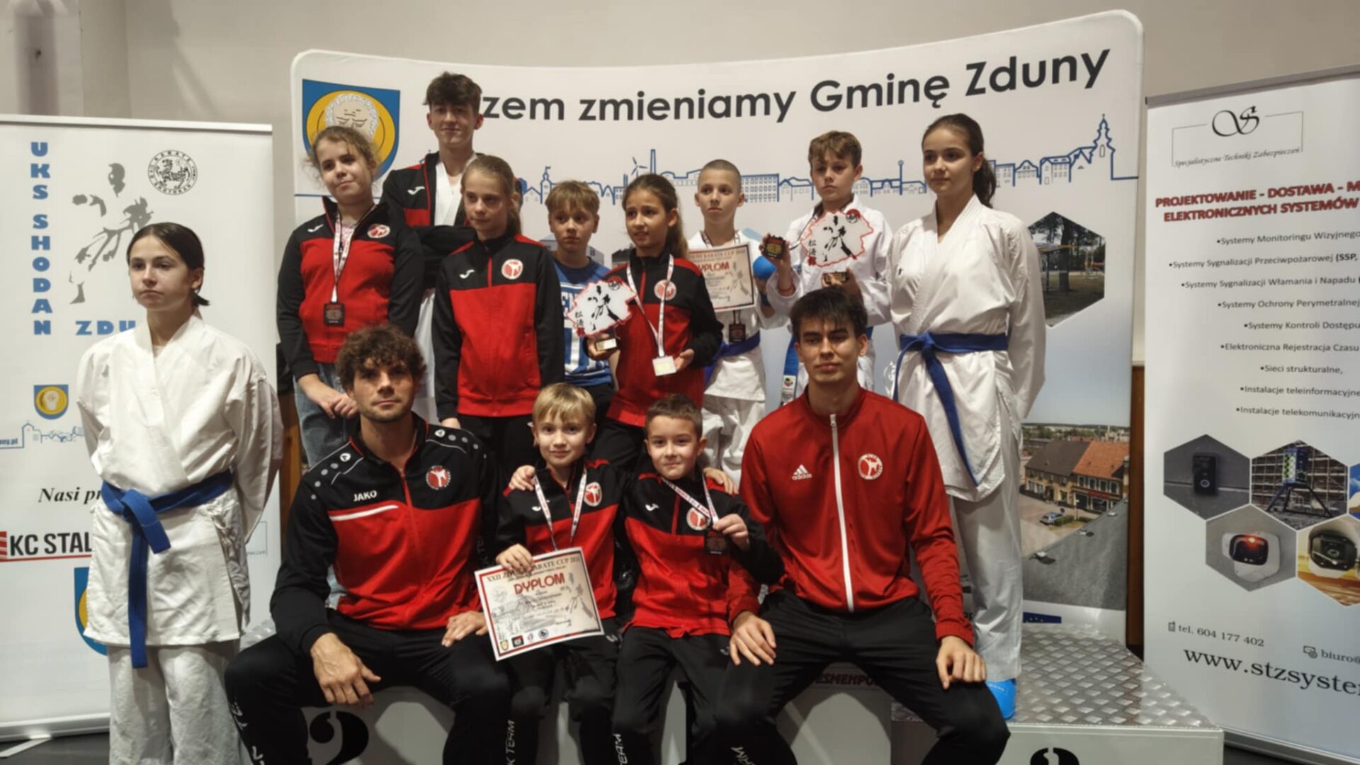 Zawodnicy Pleszewskiego Klubu Karate na zawodach w Zdunach.