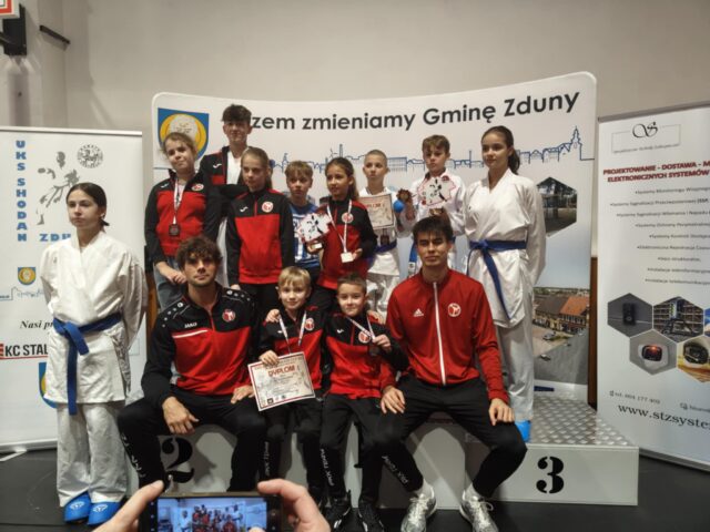 Zawodnicy Pleszewskiego Klubu Karate na zawodach w Zdunach.