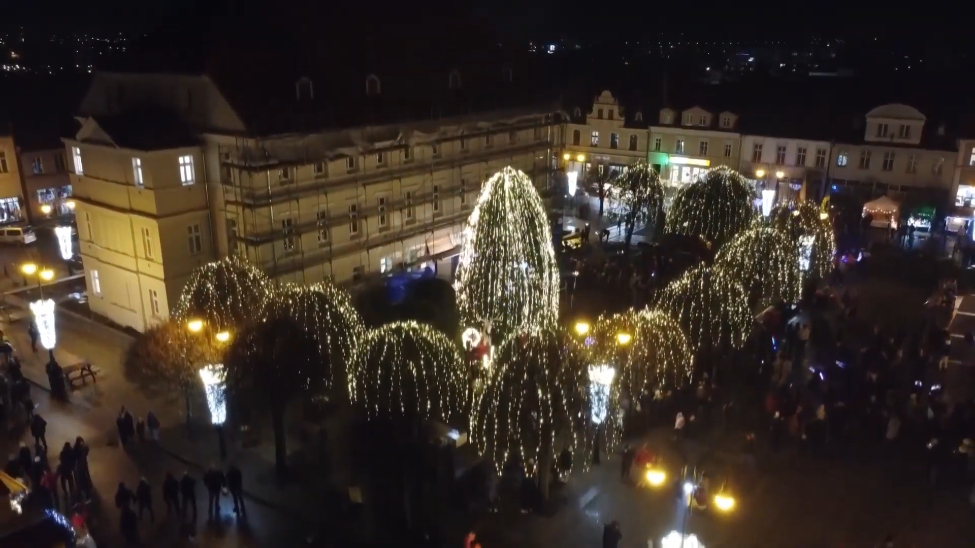 Okładka grudniowego wydania Flesza PPL przedstawiająca świąteczny Rynek w Pleszewie z lotu ptaka