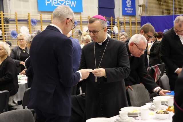 biskup i burmistrz dzielący się opłatkiem