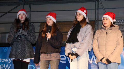 Występy uczestników Akademii Piosenki podczas światecznego wydarzenia na pleszewskim rynku.