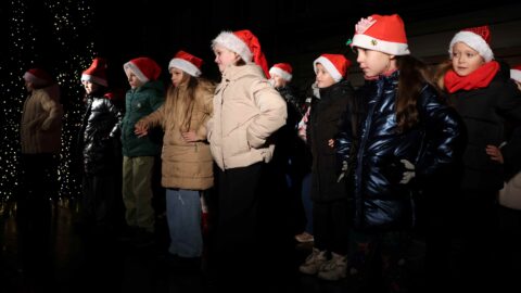 Dzieci wystepujące na scenie podczas świątecznego wydarzenia na pleszewskim rynku.