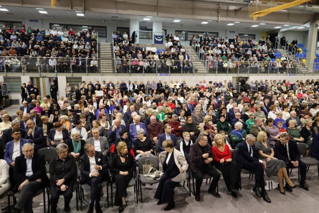 Publiczność podczas Koncertu Noworocznego w pleszewskiej hali sportowej.