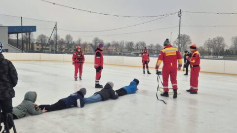 Pokazy ratownictwa z udziałem dzieci i młodzieży na pleszewskim lodowisku.