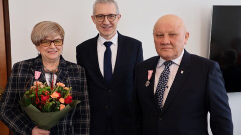 para małżeńska z 50-letnim stażem odbierająca gratulacje od burmistrza MiG Pleszew