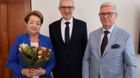 para małżeńska z 50-letnim stażem odbierająca gratulacje od burmistrza MiG Pleszew