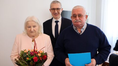 para małżeńska z 50-letnim stażem odbierająca gratulacje od burmistrza MiG Pleszew