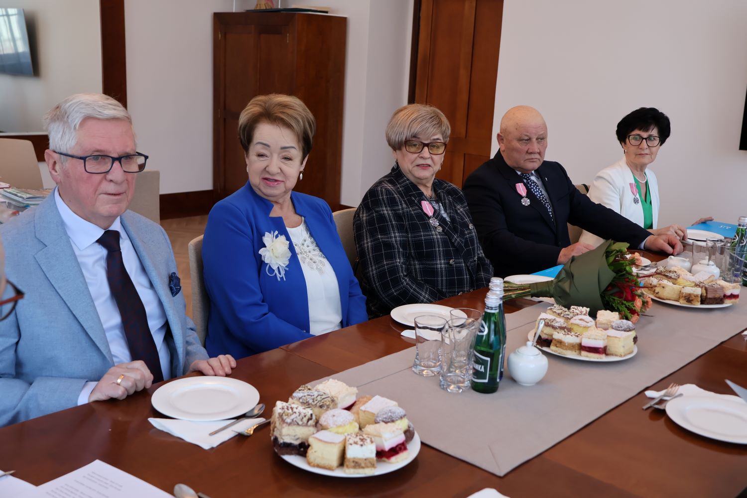 pary małżeńskie z 50-letnim stażem na spotkaniu w gabinecie burmistrza MiG Pleszew.