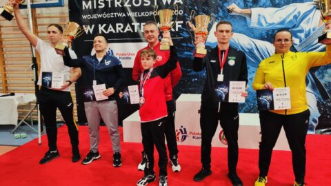 Podium złożone z zawodników karate na turnieju w Ostrowite.