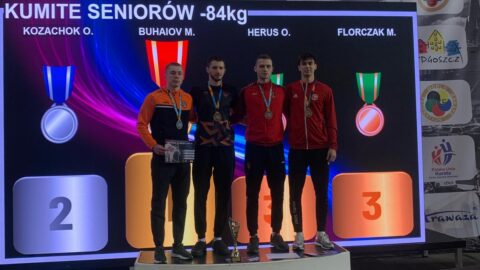 Podium złożone z zawodników karate na międzynarodowym turnieju w Bydgoszczy.